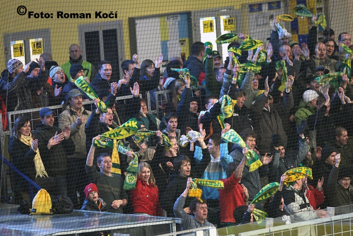 »
další foto: 3. zápas čtvrtfinále play off: Tomáš Martinák souboj s
brankářem Plškem nakonec prohrál